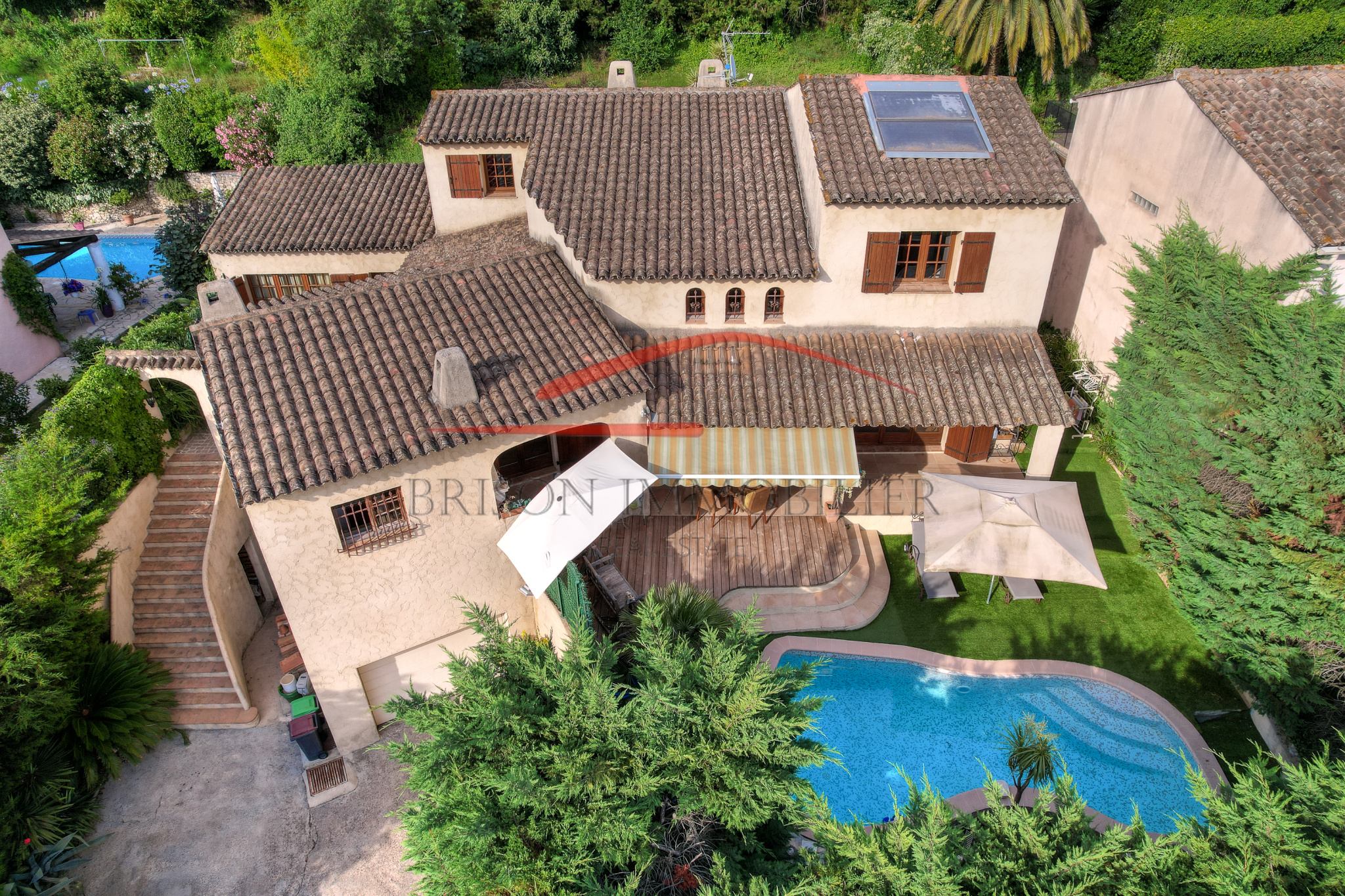 Vaste villa 7 pièces provençale avec sous-sol et piscine