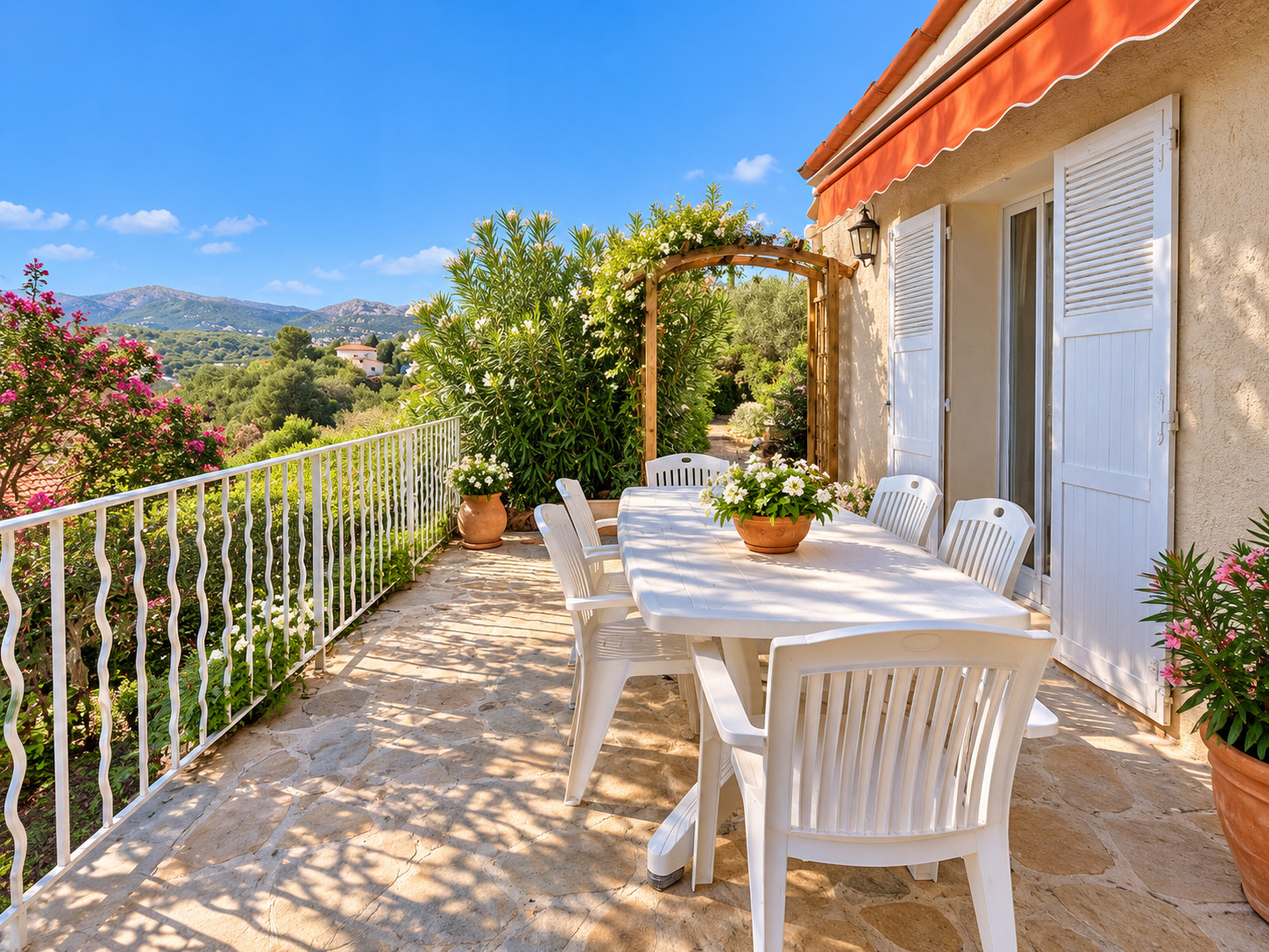 Villa de macon avec vue sur le village de saint paul de vence