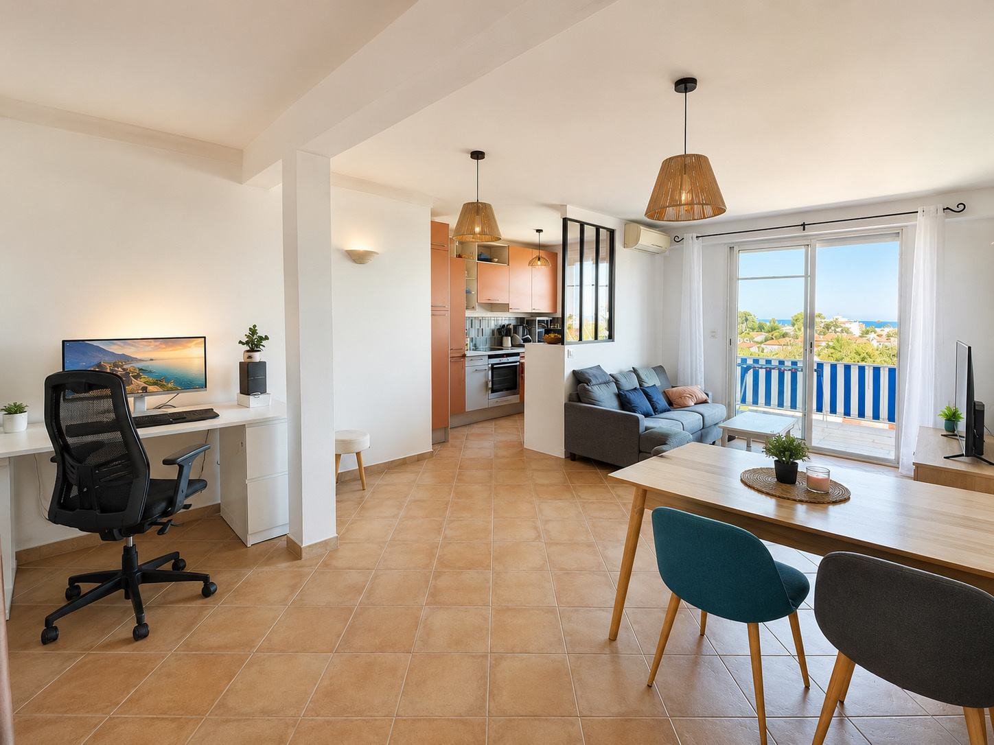 Coup de cœur à Villeneuve-Loubet   Dernier étage, terrasse, aperçu mer et rénovation de qualité !