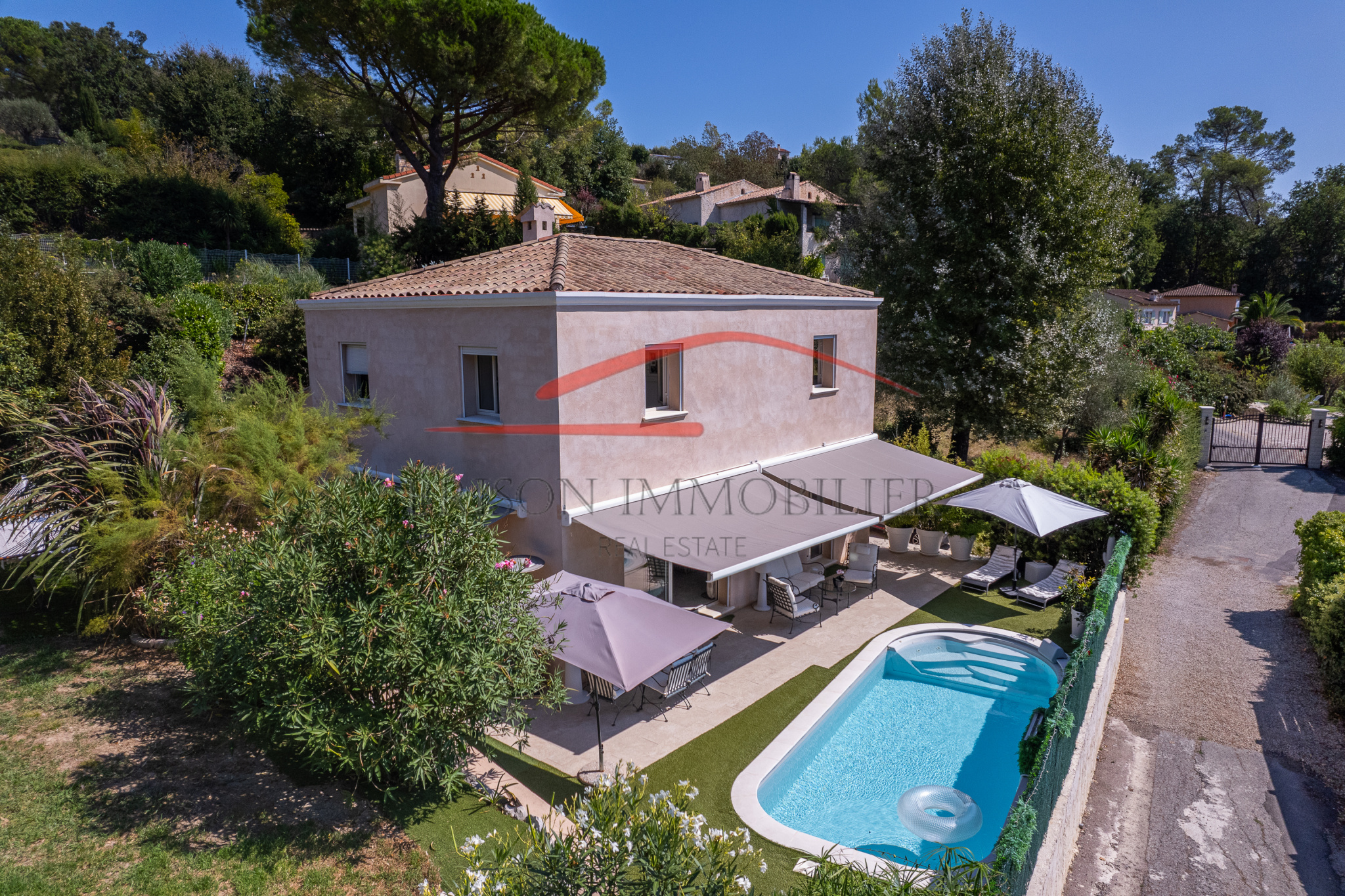 Villa récente 5 pièces avec jardin et piscine au calme absolu