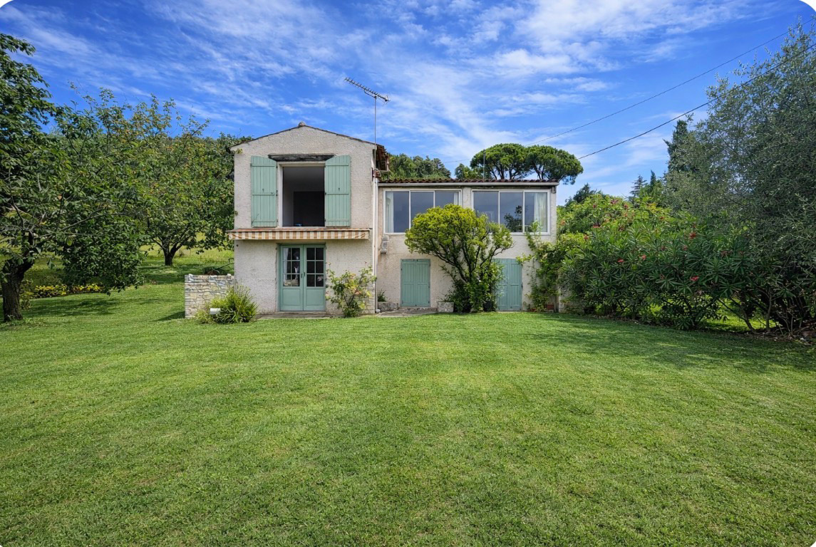 Villa individuelle provençale 4 pièces sur terrain 552m2 proche du village au calme