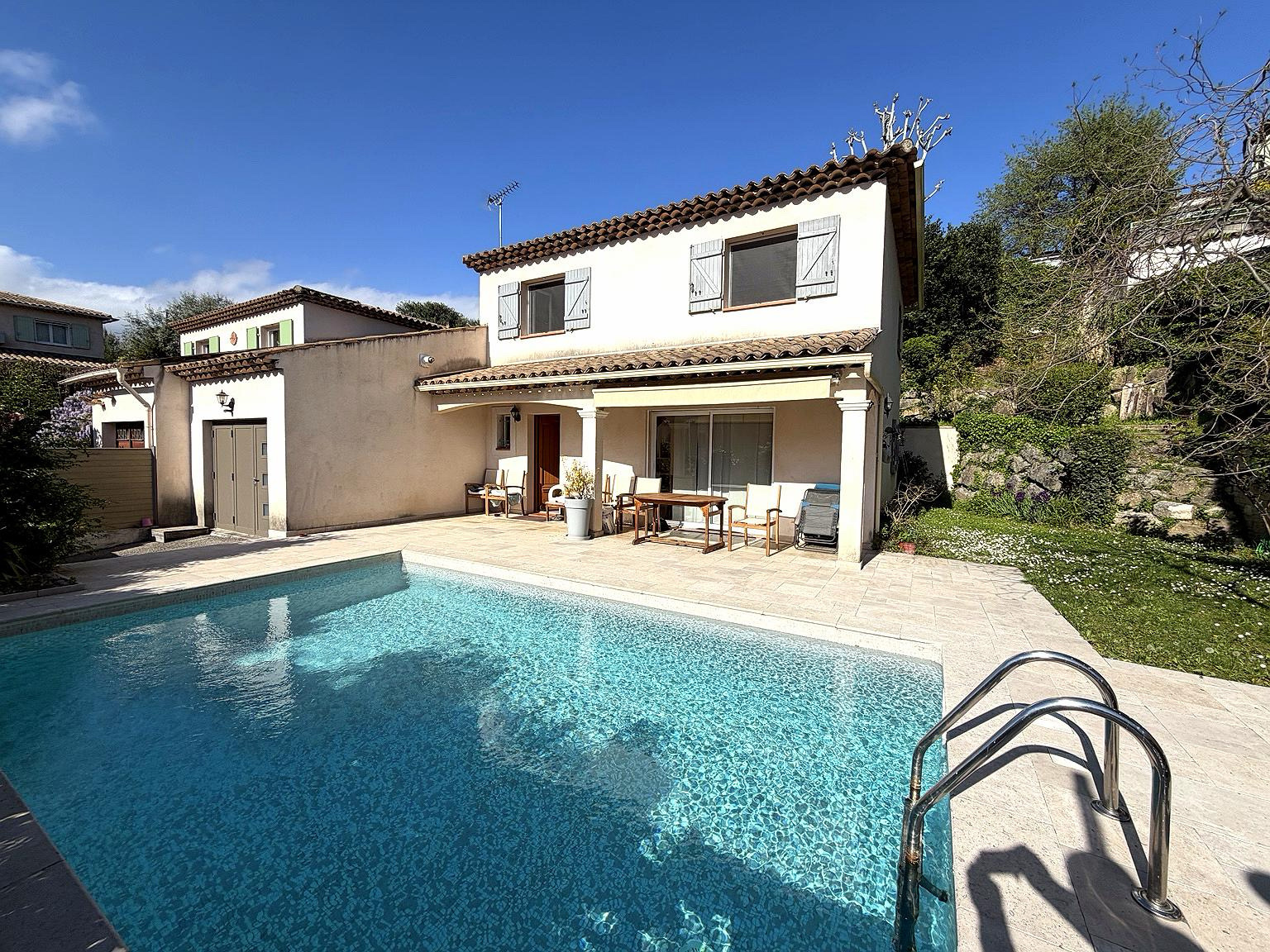 Superbe villa 5 pièces avec piscine et jacuzzi à 1KM du village de La Colle sur Loup