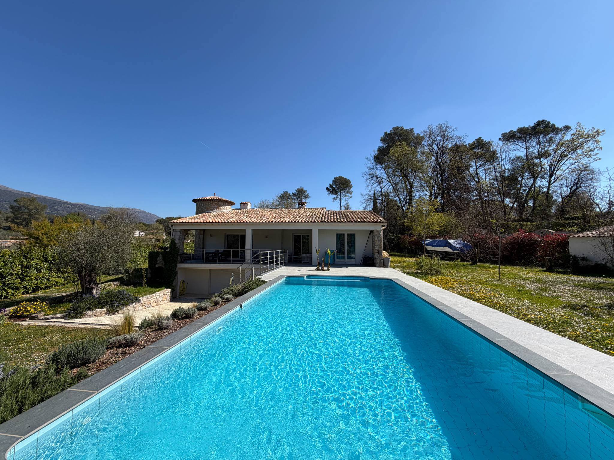 Villa de plain-pied rénovée   calme absolu, terrain plat 2 770 m2 avec piscine chauffée