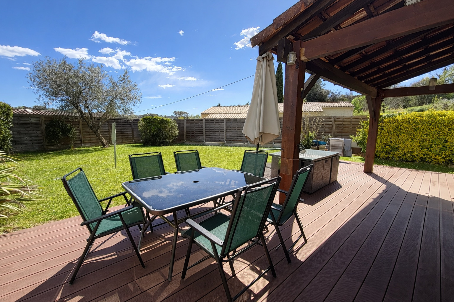 Villa 6 pièces de 132m2 avec jardin dans domaine fermé avec piscine au calme absolu.