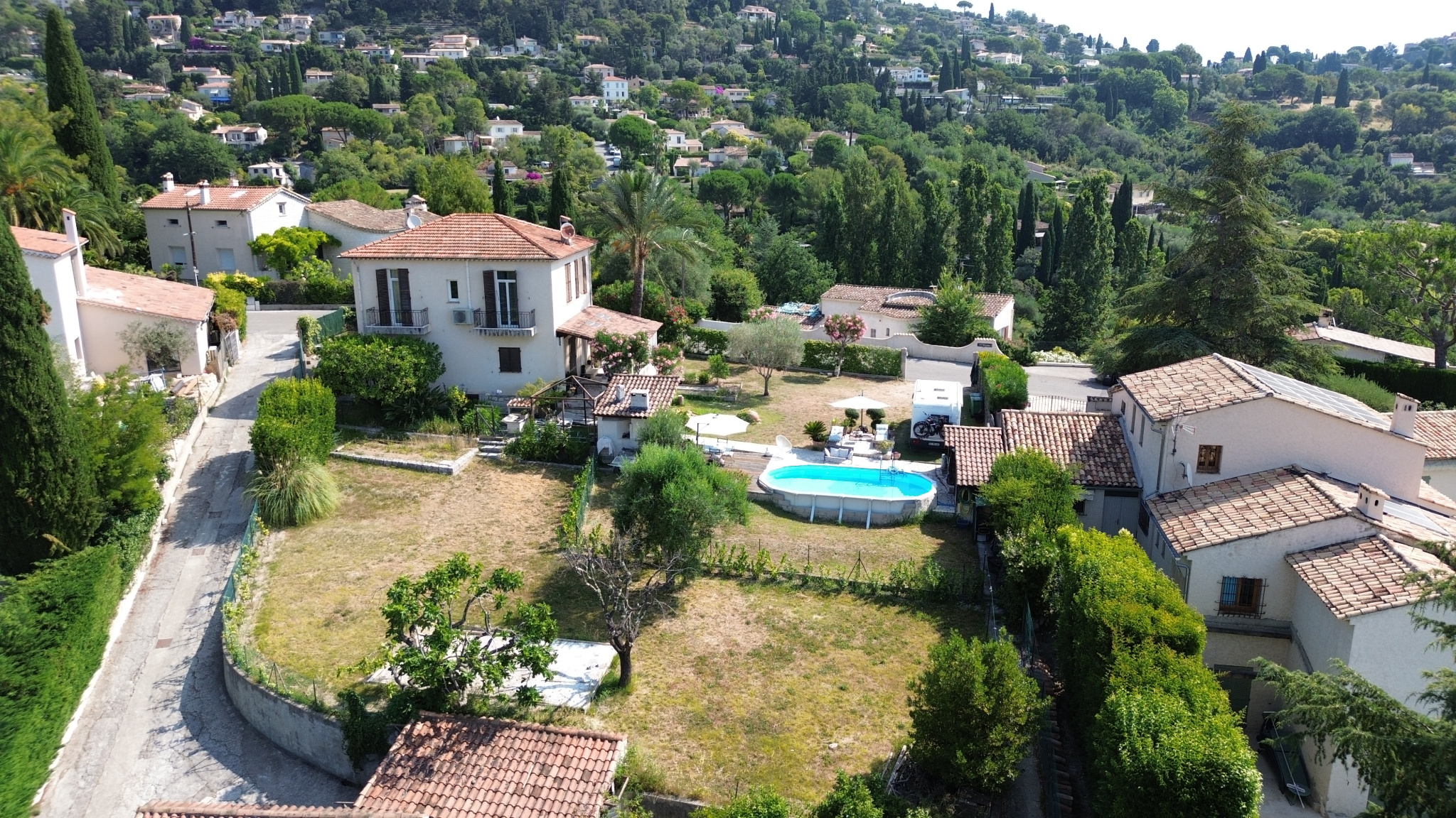 HAUT DE VILLA 3 P ENTIÈREMENT RÉNOVÉ AVEC JARDIN PRIVATIF 518M2 ET GARAGE VUE MER ET SAINT PAUL