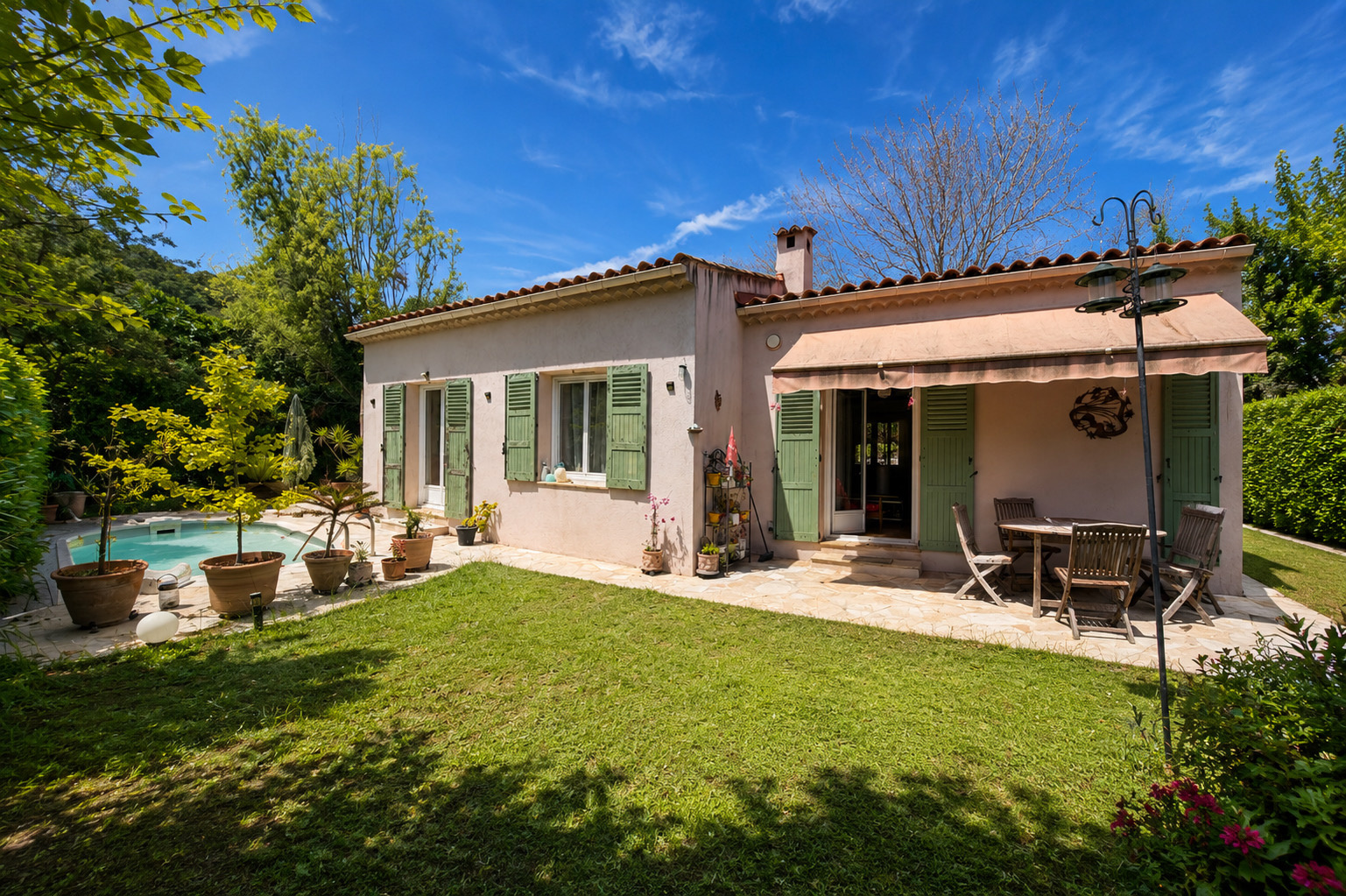 LA COLLE-SUR-LOUP   VILLA INDIVIDUELLE DE PLAIN-PIED AVEC PISCINE, AU CALME ABSOLU