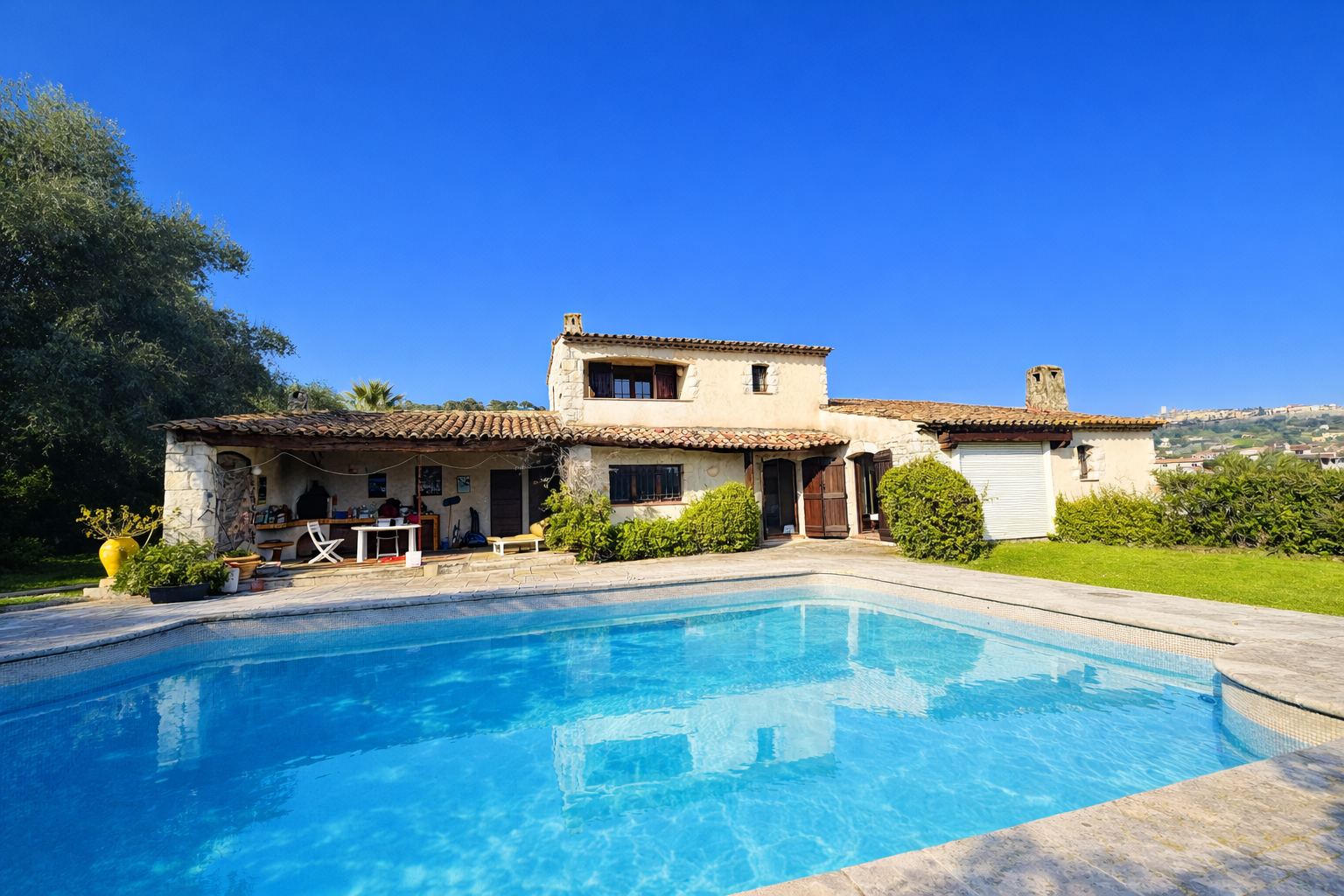 EXCLUSIVITÉ   Villa en pierre de style provençal de charme à rénover.