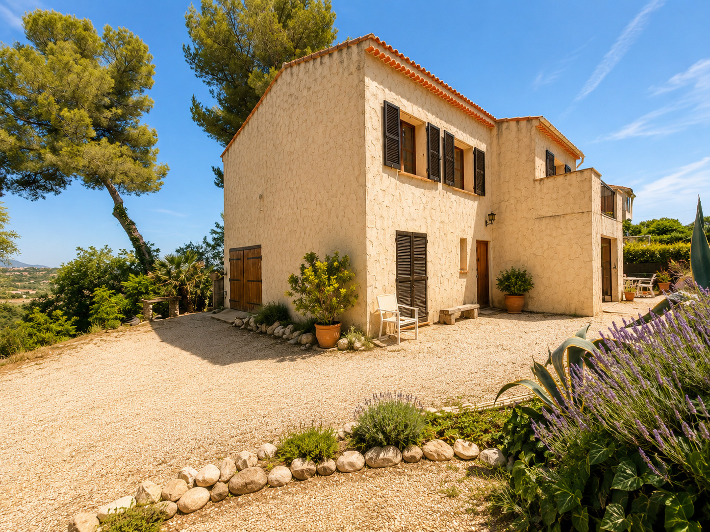 Maison 130m2 divisé en deux appartements sur un terrain de 3000m2 à rénover.
