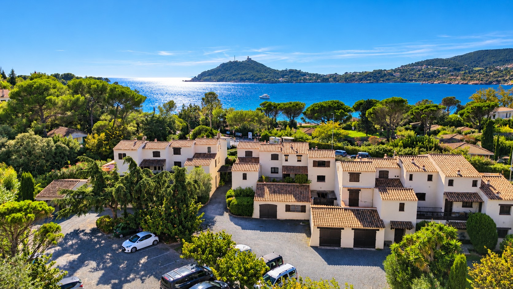 RARE DUPLEX AGAY, FACE À LA PLAGE DE LA BAUMETTE  VUE MER